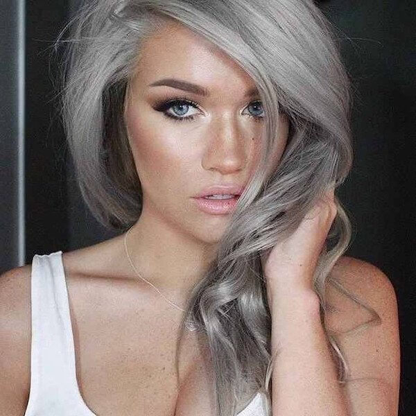 cheveux gris pour mettre en valeur son regard